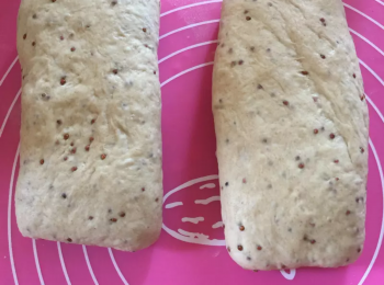 step4: 將兩團麵團各自桿成長條，三摺成長條狀。
再鬆弛5分鐘。