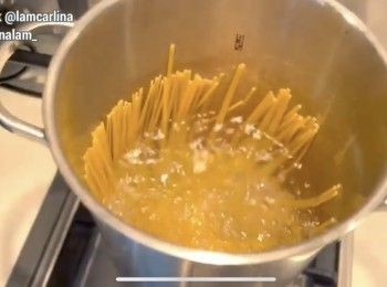 step3: 加入2茶匙鹽煮意粉。注意烹調時間要比包裝說明少2分鐘。