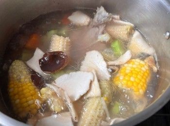 step5: 煮沸2公升水，把所有材料放進鍋中，以大火再次煮沸後轉以中小火煮2小時。
