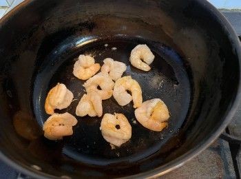 step4: 先燒熱鍋、下少許油，待油加熱好後倒入蝦仁兩面煎香並煎至八成熟、取出備用。