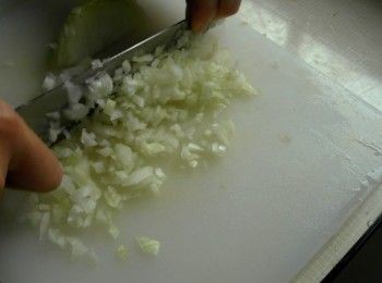 step1: 洋蔥切成細末。香菜切細末、奶油切小塊。鮭魚用鹽與黑胡椒醃一下。