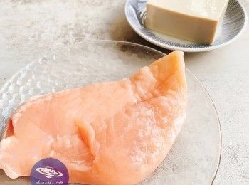 step1: <a href="https://bit.ly/3EZL8dD" target="_blank" data-keyword="雞胸" class="guide-link"><strong>雞胸</strong></a> <span style="display:inline-block;vertical-align:middle;margin-top:-3px;color:initial;border-radius:3px;padding:2px 3px;font-size:12px;line-height:14px;background:#87d300;color:#fff;">即買</span> 肉解凍，放入水中加鹽， 硬豆腐用重物壓走水份