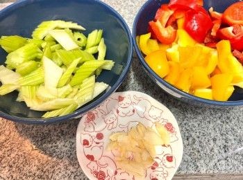 step3: 甜椒先去蒂、籽、切成小塊；西芹去硬纖維後切成小塊；蒜頭拍扁備用。