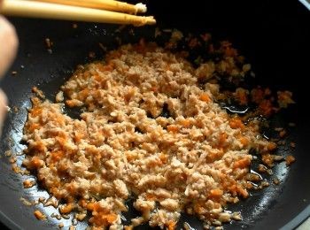 step2: 熱鍋加油，放入胡蘿蔔末與鮪魚罐頭拌炒均勻。