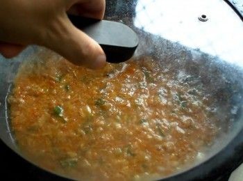 step3: 倒入所有蛋液，均勻將蛋液與胡蘿蔔、鮪魚攪拌均勻。轉小火後蓋上鍋蓋悶5-8分鐘。