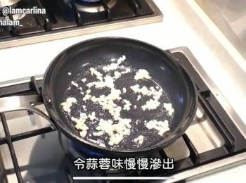 step4: 先炒蒜蓉1分鐘。