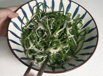 step5: 把水蓮加到醬汁𥚃，拌勻試味，不夠味再自行調味，例如加辣椒醬