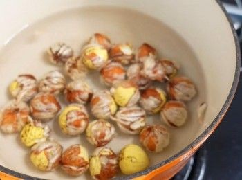 step1: 栗子凍水下鍋先煲十分鐘