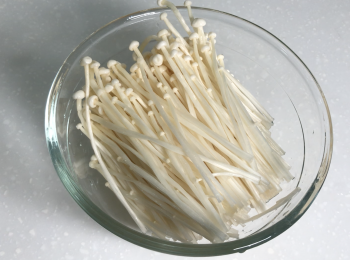 step2: 金菇切尾，用水洗淨