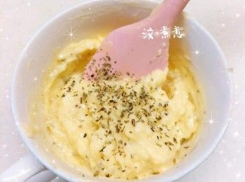 step3: <span class="group_2">餡料</span>： 1. 蒜頭去皮用攪拌機攪碎成蒜泥，放入鹽、香草碎和牛油（牛油先放室溫軟化／用微波爐加熱至略為軟化）拌勻，備用