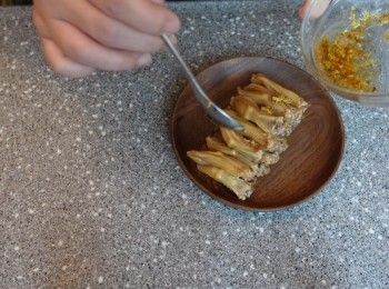 step9: 取出適量鴨舌 
淋上汁醬部分 即可食用