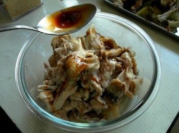 step4: 將雞肉骨肉分離並加入所有調味料攪拌均勻。
