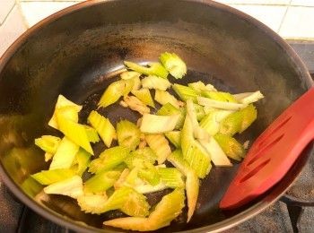 step5: 再燒熱鍋、下少許油，待油加熱後加入蒜末炒香，然後加入西芹塊稍炒。