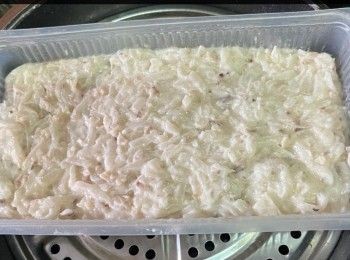 step4: 熱鍋倒入3大匙油，燒熱後先放入香菇以中火爆香後，加入蘿蔔絲以中火炒軟。 加入500毫升水與調味料繼續炒勻，米漿，分次倒入，以小火拌攪至成糊狀。

將米漿，分次倒入，以小火拌攪至成糊狀，然後再盛載在模型中，裝至約八分滿，抹平後放入蒸鍋中，以中火蒸約40分鐘及直至熟為止。