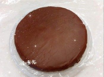 step3: <span class="group_3">Baileys朱古力流心餡</span>： 1. 將黑朱古力用熱水坐溶（亦可用微波爐加熱1.5分鐘成朱古力醬；朱古力加熱不可超過50°，否則會變質而失去光澤） 2. 鮮奶用微波爐加熱10秒至微暖，加入黑朱古力醬，拌勻至黑朱古力滑身（呈令面） 3. 加入Baileys甜酒，拌勻 4. 然後倒入模具中（先舖上保鮮紙；模具需比蛋糕模小1.5倍），放進冰格冷凍，備用