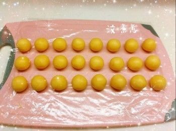 step5: 蓋上蓋子，先將<span class="group_2">撻皮</span>焗1-1.5分鐘（不需焗至太上色，因加入<span class="group_1">蛋漿</span>後會再烤焗1次）