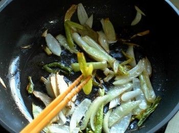 step3: 鍋中放入約4-5大匙油，放入剩下的蔥段、薑片、洋蔥塊、八角、月桂葉。
以中小火慢慢煸至泛黃後將油濾出備用。