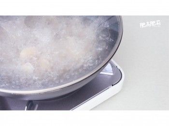 step5: 先用大火煮, 當煮滾後就轉小火, 煮約1小時直到豬腳軟嫩
