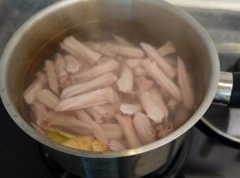 step2: 放入煲內 加入薑 煮滾起計一分鐘 熄火焗五分鐘 撈出浸冰水