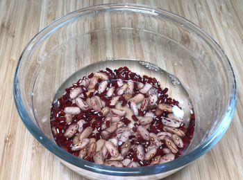 step2: 花豆和赤小豆洗淨，用水浸泡30分鐘