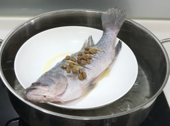 step3: 水煮沸，大火蒸8-10分鐘，最後放上芫荽作裝飾