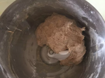 step1: 將高筋麵粉、全麥麵粉、黑糖拌勻，搓成麵團，靜置30分鐘。