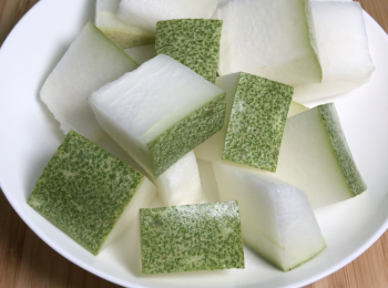 step1: 洗擦冬瓜皮，去籽切塊