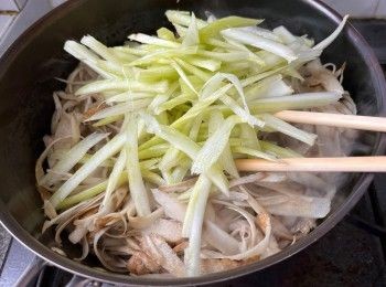 step5: 加入西芹條一同拌炒，接著加入醬油和糖繼續炒至牛蒡軟身、醬汁收乾，