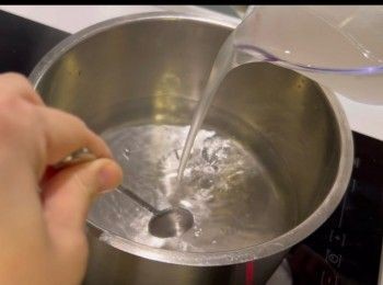 step2: 將餘下的清水（720克）煮滾，煮滾後收細火，然後慢慢加入白涼粉漿，拌勻。