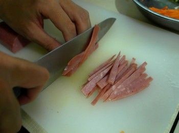step1: 香菇切片。洋蔥切絲。胡蘿蔔切絲。火腿切絲。