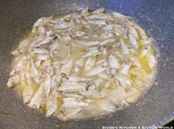 step3: 燒熱鑊，下2湯匙油和2片薑片，將魚煎香(小心不要弄破魚身) ，放入魚袋。注入2杯沸水，以大火煮5分鐘(使魚湯變得奶白色)。