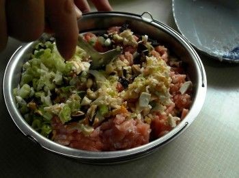 step3: 將蔥花、蒜末、乾香菇丁、鹹蛋白、皮蛋、調味料以及豬絞肉拌勻。