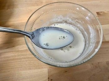 step2: 先取出4-5湯匙豆漿，與熟石膏粉和粟粉混合，完成後倒進電飯鍋內。