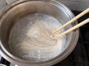 step2: 煮沸一鍋水，先煮好麵線，取出備用，煮麵的水也留用；薑片切絲。