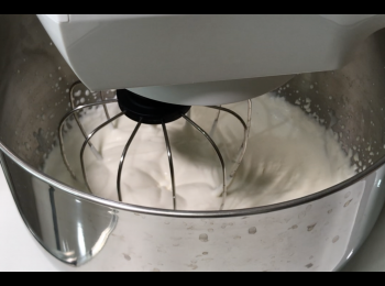 step2: 高速打發淡忌廉，打到有紋路，加入煉奶，低速攪拌均勻即可