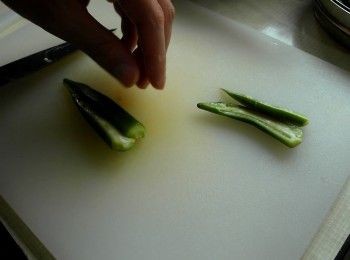 step1: 用鹽巴將秋葵表面絨毛戳掉，頭部稍微去掉表皮。放入滾水中川燙1分鐘後取出縱切成兩半。