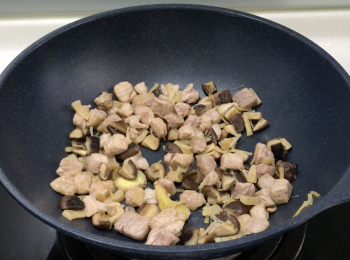 step2: 鑊加油，爆香薑片，加入瑤柱和冬菇，炒出香味後，加豬肉