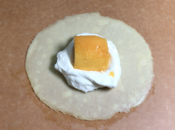 step5: 班戟皮較漂亮的向底，加忌廉和芒果肉，摺起來