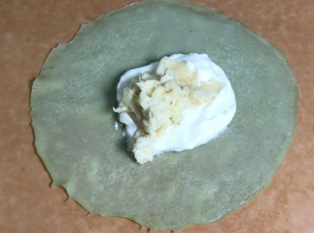 step5: 拿1塊班戟皮，放適量忌廉、榴連肉，再放少許忌廉 ，包起來