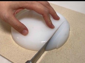 step5: 1小時後，從雪櫃取出涼粉，此時涼粉已變得透白。大家可以按喜好，隨意將涼粉切成粗條、幼條、涼皮或麵條。