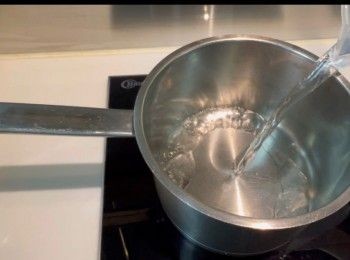 step1: 先將500克的清水，倒入煲內，煮至大滾。