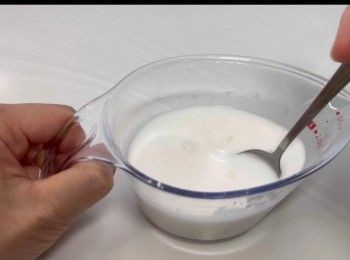 step2: 將剩餘的100克清水，與綠豆澱粉攪勻