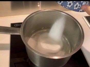 step1: 先將150克的砂糖與350克的清水煮溶並煮滾。