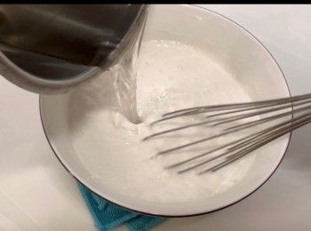 step3: 將煮滾的糖水加入粘米糊中，攪勻至幼滑。