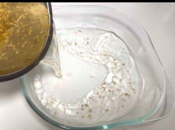 step4: 將部份白涼粉漿，倒入一個較闊身的容器，記得不要倒太厚，以製作薄薄的「涼粉河粉」。放涼後，放入雪櫃，雪至完全凝固即可！