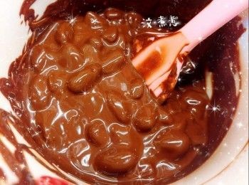 step4: 加入鹽和榛子朱古力醬，拌勻 2. 最後，加入已烤焗的開心果，拌勻，使每粒開心果都均勻的沾上朱古力醬