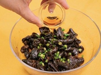 step4: 淋上淘大極品芝麻油，放葱花及芫荽裝飾，完成