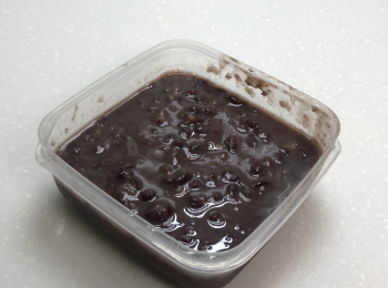 step3: 把紅豆壓爛，如果紅豆泥太稠，可加水調整