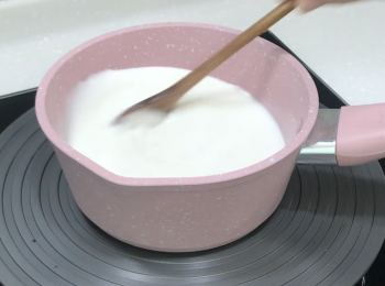 step3: 把白糖、牛奶、吉利丁粉和牛奶的混合物加到鍋裡，小火加熱，直至白糖和吉利丁溶化