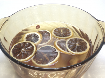 step3: 準備醬汁，辣椒切圈、蒜頭切片，煲中加白糖和水，加熱至白糖溶化，加薑片、蒜片、檸檬片、鹽，大火煮至微沸，加辣椒，煮1分鐘後關火放涼，冷卻後加入白醋